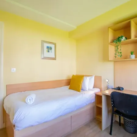 93 - Roomy Townhouse By Shortstays *