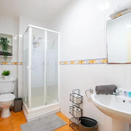 93 - Roomy Townhouse By Shortstays غالواي