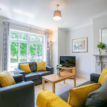 Vakantiehuis 93 - Roomy Townhouse By Shortstays - Sleeps 6
