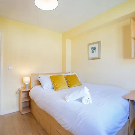 93 - Roomy Townhouse By Shortstays - Sleeps 6 Vakantiehuis *