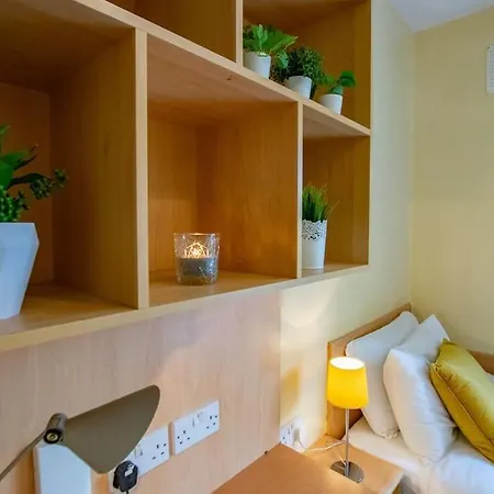 Vakantiehuis 93 - Roomy Townhouse By Shortstays - Sleeps 6 *