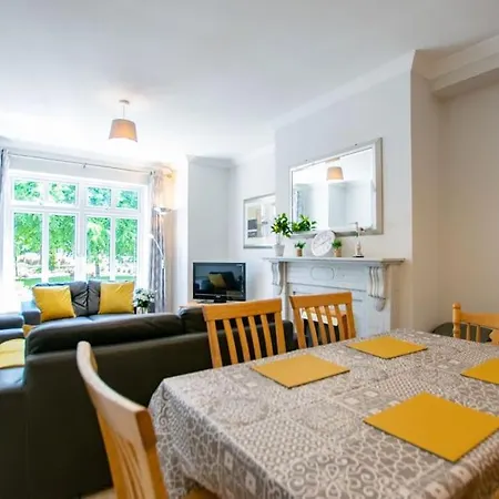 93 - Roomy Townhouse By Shortstays - Sleeps 6 Vakantiehuis