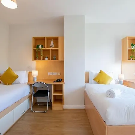 Vakantiehuis 93 - Roomy Townhouse By Shortstays - Sleeps 6 *