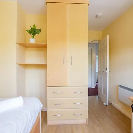 93 - Roomy Townhouse By Shortstays *
