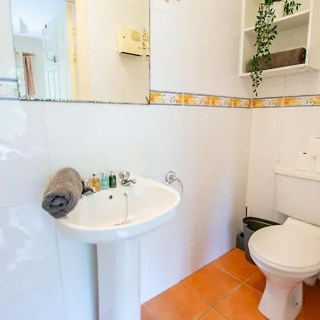 93 - Roomy Townhouse By Shortstays بيت للعطل