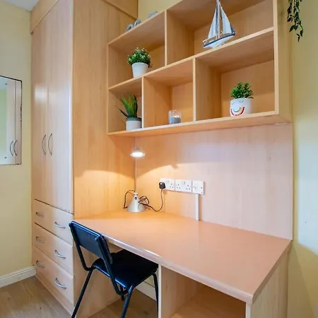 93 - Roomy Townhouse By Shortstays غالواي