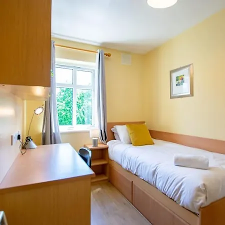93 - Roomy Townhouse By Shortstays