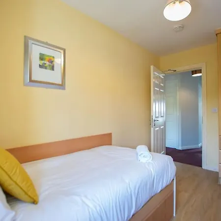 93 - Roomy Townhouse By Shortstays - Sleeps 6 *