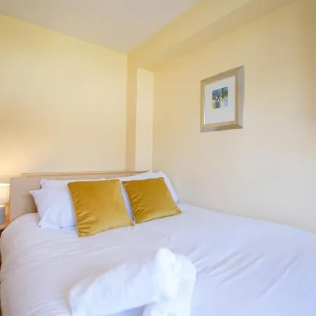 93 - Roomy Townhouse By Shortstays - Sleeps 6 Tatil Evi *